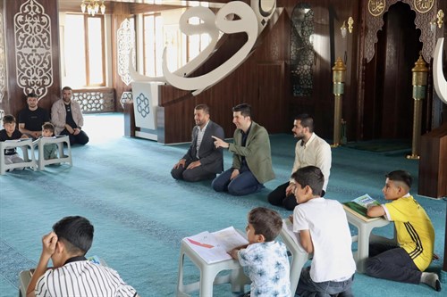 İlçe Kaymakamımız Sayın Eyup GÜRDAL,Saray Merkez Hz. Ali Camii 6-12 yaş Kur’an Kursunda öğrencilerimizi ziyarette bulundu.