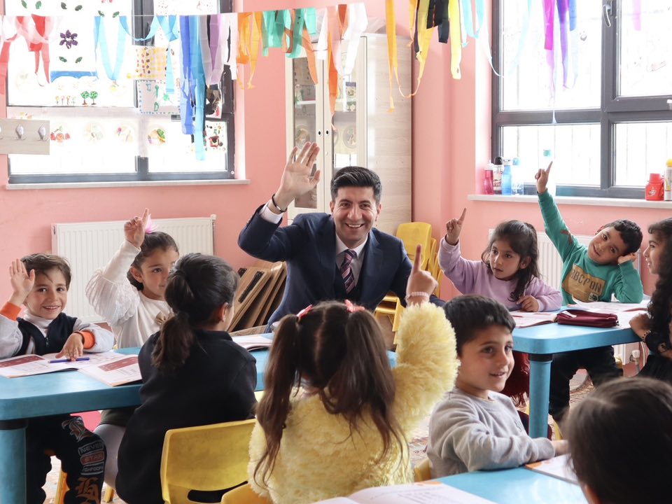 İlçe Kaymakamımız Sayın Eyup GÜRDAL, Kapıköy Mahallesi’nde bulunan anasınıfı ve ilkokulu ziyaret etti.